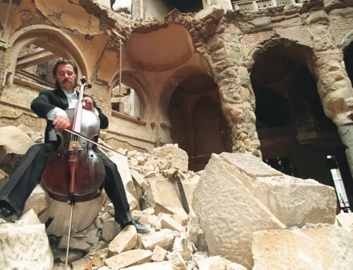 Người nghệ sĩ chơi đàn cello ở thành Sarajevo