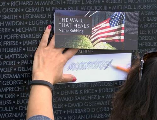 Thiếu phụ bên bức tường đá đen