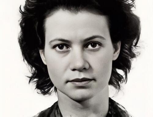 Nữ điệp viên thắt nơ lụa