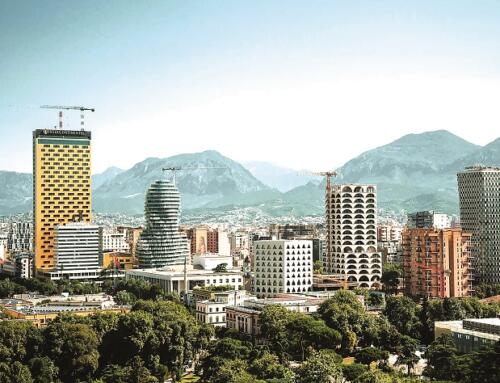Tirana thành phố bước ra từ bóng tối