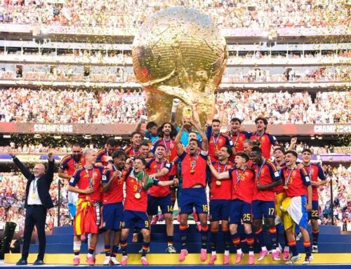Spain đằng sau chiếc cúp